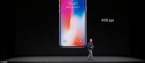Apple presenta ai fan il proprio device: iPhone X