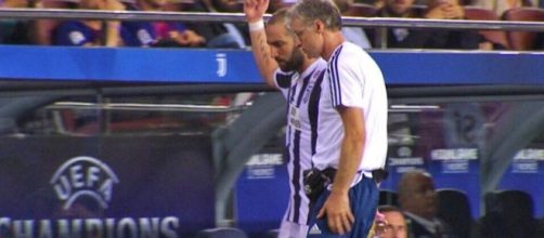 Barcellona-Juventus: dito medio di Higuain. Ora l'attaccante rischia una squalifica