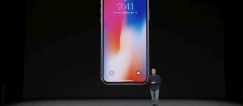 "iPhone X" svelato ai fan del 'melafonino' della Apple