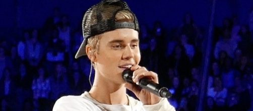 Justin Bieber joins other artists to raise funds for hurricane victims. (Wikimedia/Lou Stejskal)