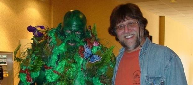 A Swamp Thing cosplayer with Len Wein in 2015. Photo: Lex Larson/Creative Commons A Swamp Thing cosplayer with Len Wein in 2015. Photo: Lex Larson/Creative Commons