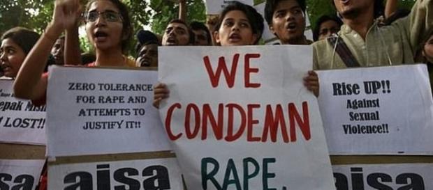 Fotografie făcută la un protest organizat de societatea civilă din India împotriva violenței sexuale din țară - Foto: Daily Mail ( © AFP ) Fotografie făcută la un protest organizat de societatea civilă din India împotriva violenței sexuale din țară - Foto: Daily Mail ( © AFP )