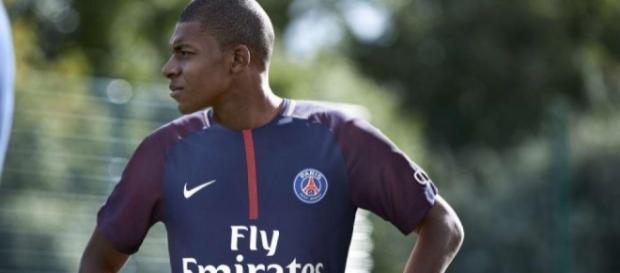 Kylian Mbappé ciblé par un fan excité du Celtic (photo via madeinfoot.com) Kylian Mbappé ciblé par un fan excité du Celtic (photo via madeinfoot.com)