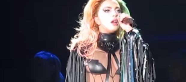 Lady Gaga - Scheiße - Fenway Park, Boston MA - September 1, 2017 | Concert Chick/YouTube Lady Gaga - Scheiße - Fenway Park, Boston MA - September 1, 2017 | Concert Chick/YouTube