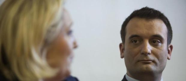 Un regard distant et de séparation entre les deux amants idéologiques d'hier. Un regard distant et de séparation entre les deux amants idéologiques d'hier.