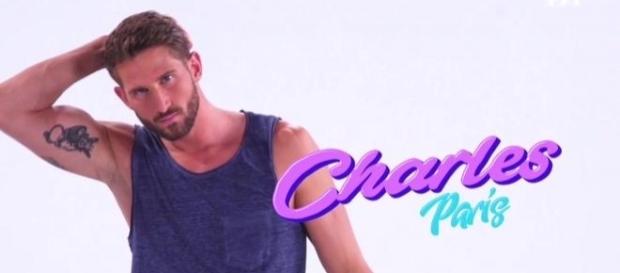 Une photo qui a fuité sur Internet dévoile un indice précieux sur le secret de Charles (SS11) Une photo qui a fuité sur Internet dévoile un indice précieux sur le secret de Charles (SS11)