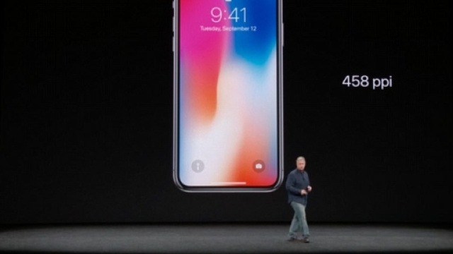 Apple presenta ai fan il proprio device: iPhone X