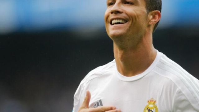 Cristiano Ronaldo a d&eacute;voil&eacute; une photo de sa toute nouvelle voiture ! - planetemercato.fr