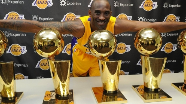 Kobe e i suoi 5 Larry O'Brien Championship Trophy
