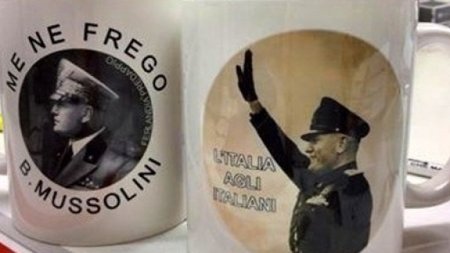 La legge Fiano, se approvata definitivamente, render&agrave; reato acquisto e vendita di gadget del fascismo