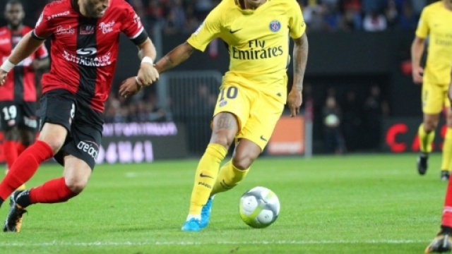 Neymar virevoltant face à Guingamp