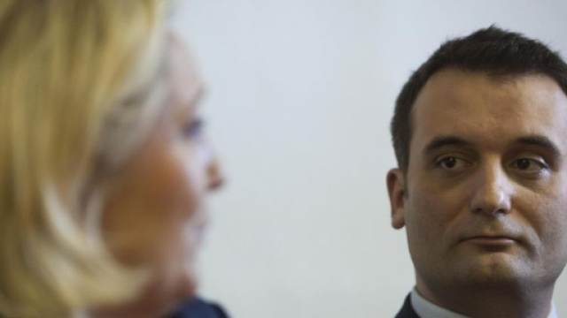 Un regard distant et de séparation entre les deux amants idéologiques d'hier.