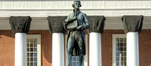 Close view of Statue and Rotunda at University of Virginia [Image by Bestbudbrian|Wikimedia Commons| Cropped | CC BY-SA 3.0 ]