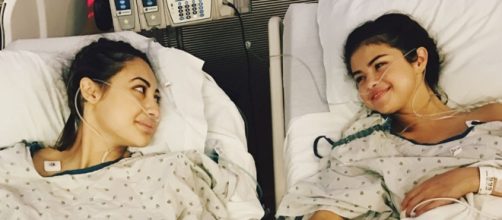 Selena Gomez appena dopo l'operazione con l'amica che le ha donato un rene.