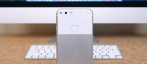 The Google Pixel XL is a smartphone that features incredible software. (via PhoneDog/Youtube)
