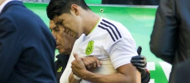 Alán Pulido saliendo del encuentro entre México vs Paraguay. Alán Pulido saliendo del encuentro entre México vs Paraguay.