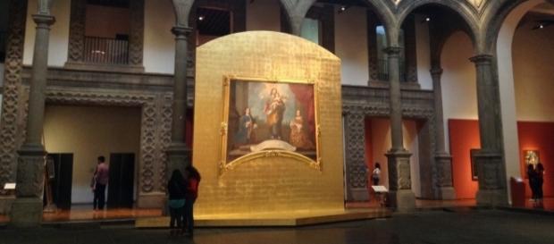 El patio del Palacio de Iturbide nos recibe con una escena católica. El patio del Palacio de Iturbide nos recibe con una escena católica.