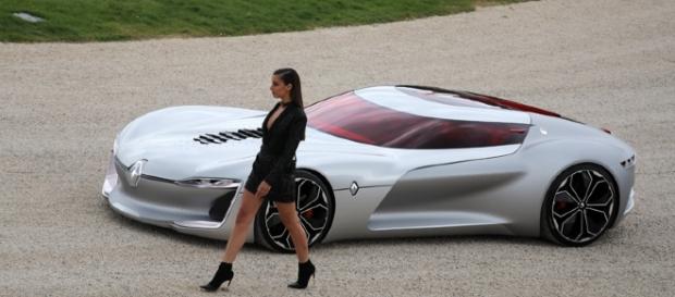 Le concept-car Renault Trezor accompagné d"un mannequin habillé par Balmain Le concept-car Renault Trezor accompagné d"un mannequin habillé par Balmain
