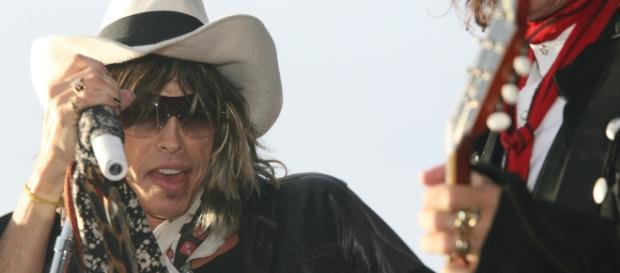 Steven Tyler turns heads, wears dress on Red Carpet. Photo Credit : Flickr Steven Tyler turns heads, wears dress on Red Carpet. Photo Credit : Flickr