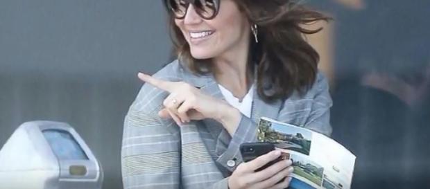 Taylor Goldsmith chose a simple engagement ring for Mandy Moore, saying it is "very Mandy." - via YouTube/Celeb Magazine Taylor Goldsmith chose a simple engagement ring for Mandy Moore, saying it is "very Mandy." - via YouTube/Celeb Magazine