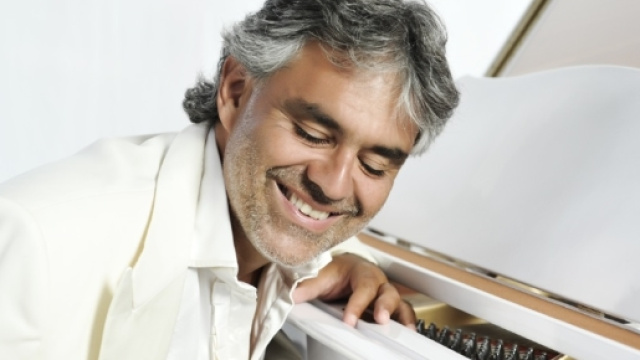 Andrea Bocelli cade da cavallo