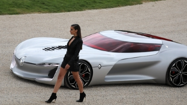 Le concept-car Renault Trezor accompagné d"un mannequin habillé par Balmain