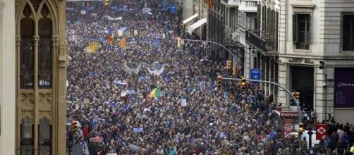 Barcellona scende in piazza: “Vogliamo i rifugiati” - La Stampa - lastampa.it