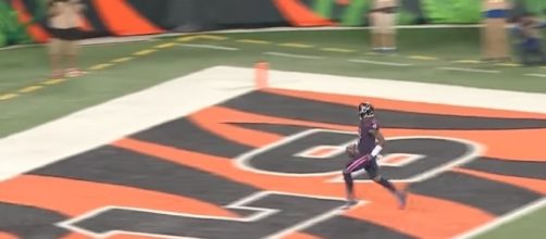 Rookie Quarterback DeShaun Watson scored a 49-yard rushing touchdown to help his team defeat Cincinnati. [Image via NFL/YouTube]