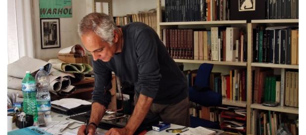 Davide Vargas nel suo studio di architetto Davide Vargas nel suo studio di architetto