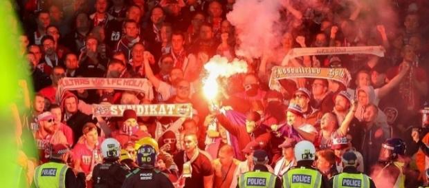Europa League: Fankrawalle vor FC Arsenal gegen 1. FC Köln - web.de Europa League: Fankrawalle vor FC Arsenal gegen 1. FC Köln - web.de
