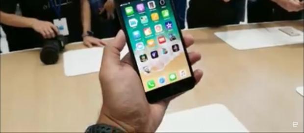 Apple iPhone 8 vs iPhone 8 Plus: A comparison of the two image - Engadget-youtube screnshot Apple iPhone 8 vs iPhone 8 Plus: A comparison of the two image - Engadget-youtube screnshot