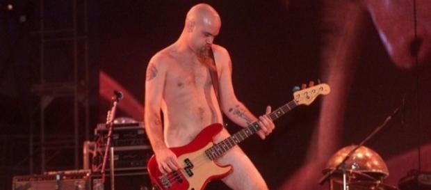 Nick Oliveri, baixista do Queens of The Stone Age, se empolgou um pouco com o calor do Rio Nick Oliveri, baixista do Queens of The Stone Age, se empolgou um pouco com o calor do Rio