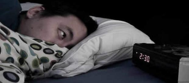 O sono não vem e as horas se arrastam O sono não vem e as horas se arrastam