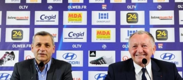 Pas sûr qu'Aulas et Genesio gardent le sourire très longtemps... - foot01.com Pas sûr qu'Aulas et Genesio gardent le sourire très longtemps... - foot01.com