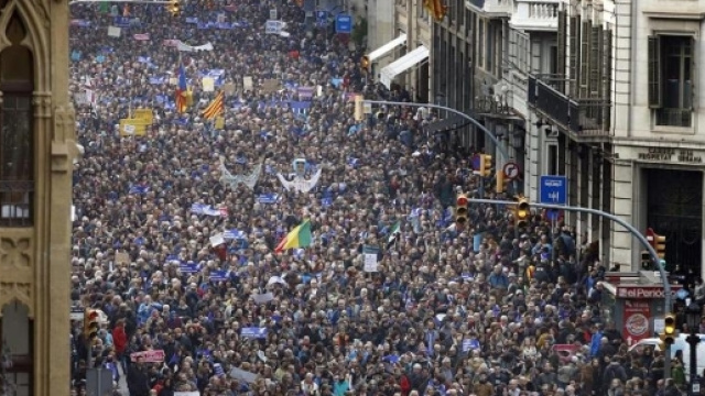 Barcellona scende in piazza: &ldquo;Vogliamo i rifugiati&rdquo; - La Stampa - lastampa.it