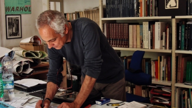Davide Vargas nel suo studio di architetto