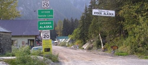 Border between Canada and USA (Credit – Tdevries – Wikimedia Commons)