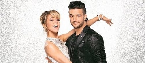 Mark Ballas and Lindsey Stirling dance together on "Dancing with the Stars" [Image: Celebrities News/YouTube screenshot]