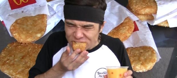 Abbuffata record in una manciata di minuti: l'impresa dello youtuber Stonie Abbuffata record in una manciata di minuti: l'impresa dello youtuber Stonie