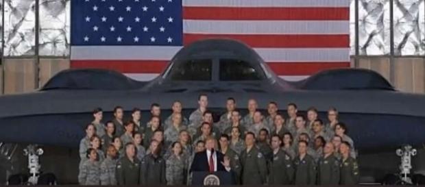 În fața unui bombardier de la baza aeriană Andrews, Donald Trump l-a amenințat pe Kim Jong-un - Foto: captură YouTube În fața unui bombardier de la baza aeriană Andrews, Donald Trump l-a amenințat pe Kim Jong-un - Foto: captură YouTube