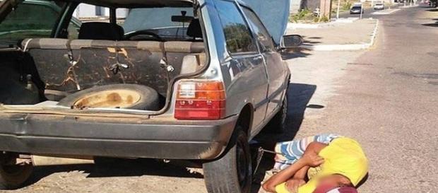 Tentou trocar o pneu, mas dormiu! Tentou trocar o pneu, mas dormiu!