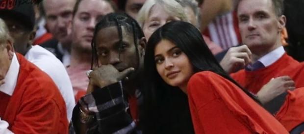 Travis Scott and Kylie Jenner (YouTube/Hollyscoop). Souce: https://www.youtube.com/watch?v=esH5fznhSMc Travis Scott and Kylie Jenner (YouTube/Hollyscoop). Souce: https://www.youtube.com/watch?v=esH5fznhSMc