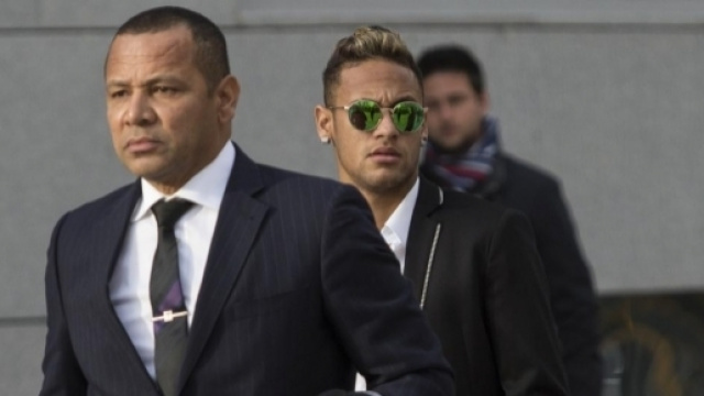 Neymar Junior a frôlé la mort à l'âge de quatre mois lors d'un accident de voiture avec son père, Neymar Senior.