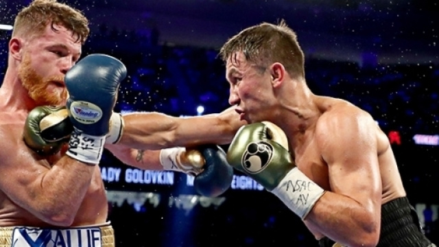 Scontro durissimo tra i due pugili.