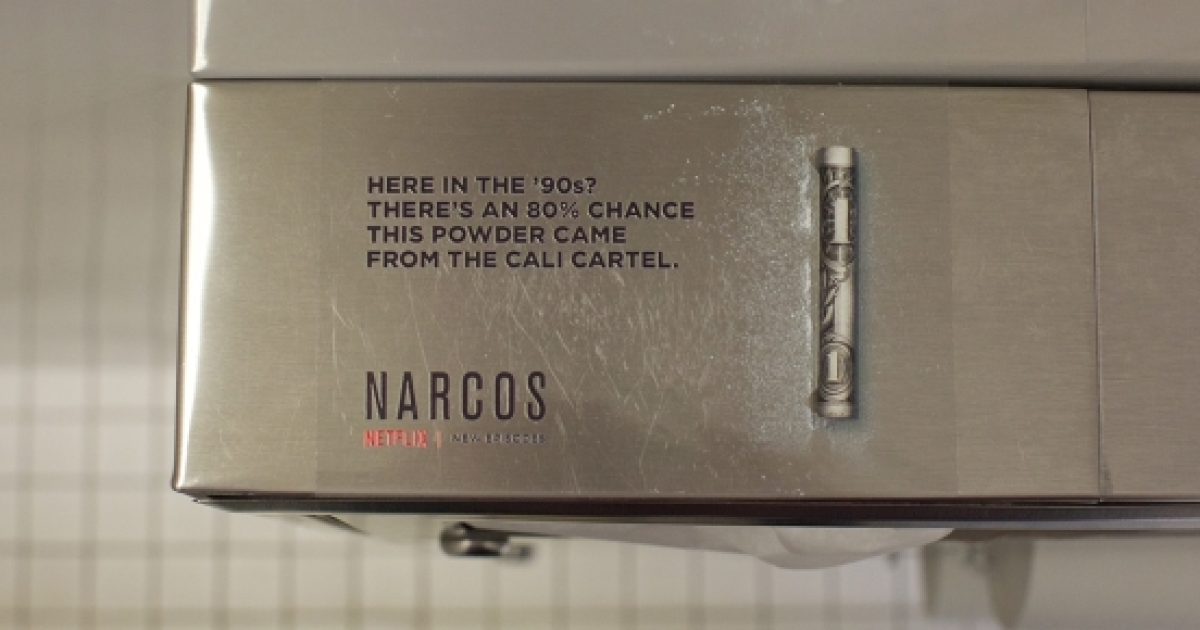 Narcos : Une pub dans les toilettes des night-clubs