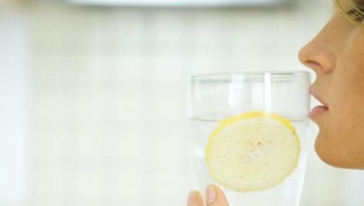 Porque tomar en ayunas agua con limon