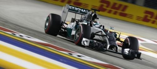 Lewis Hamilton took a giant leap towards the title with victory in Singapore. (Source: benzinsider.com)