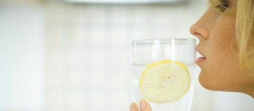 razones para tomar agua con limón en ayunas