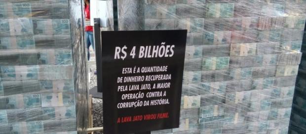 Dinheiro fictício recuperado pela Lava Jato em exposição em Curitiba Dinheiro fictício recuperado pela Lava Jato em exposição em Curitiba