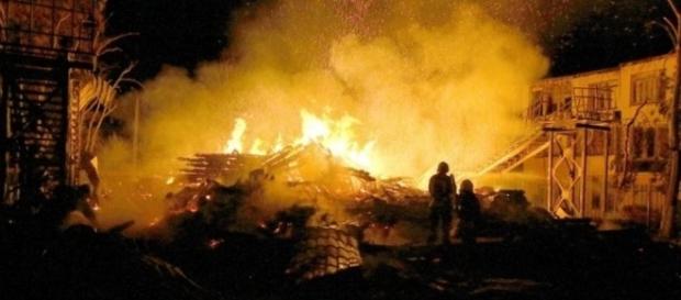 Prédio de acampamento infantil pegou fogo na Ucrânia e foi totalmente destruído (Crédito:Twitter/News By The Minute) Prédio de acampamento infantil pegou fogo na Ucrânia e foi totalmente destruído (Crédito:Twitter/News By The Minute)